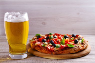 Bardak bira ve pizza ahşap masa üzerinde. Bira ve gıda kavramı. Ale. Kopya alanı