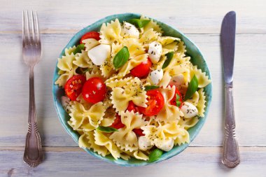 Caprese makarna salatası. Mozzarella peyniri, domates ve fesleğen ile makarna. Yukarıda görmek, en iyi stüdyo vurdu