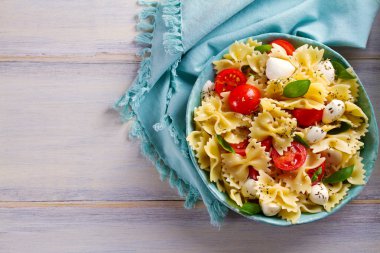 Caprese makarna salatası. Mozzarella peyniri, domates ve fesleğen ile makarna. Yukarıda görmek, en iyi stüdyo vurdu