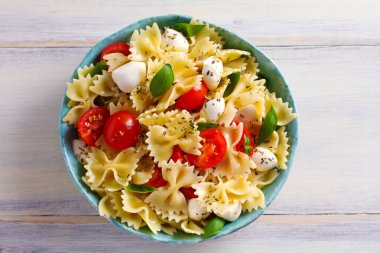 Caprese makarna salatası. Mozzarella peyniri, domates ve fesleğen ile makarna. Yukarıda görmek, en iyi stüdyo vurdu