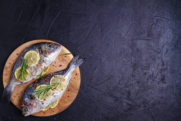 Pescado Dorado Besugo Con Limón Hierbas Verduras Especias Pisos Gastos — Foto de Stock