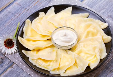 Köfte, süzme peynir (çiftçi peynir) ile dolu. Varenyky, vareniki, pierogi, pyrohy. Yatay