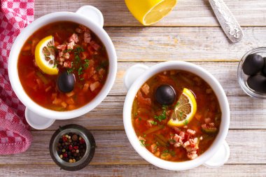 Rus çanak solyanka - kalın, baharatlı ve ekşi saltwort çorbası. Tepegöz, yatay