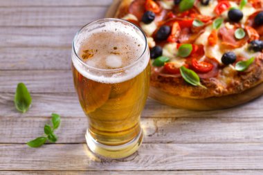 Bira ve pizza ahşap plaka üzerinde. Ale ve snack. Yatay