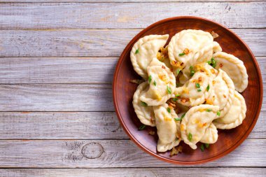 Lahanayla dolu börekler. Varenyky, vareniki, pierogi, pirohy - dolgulu börek. Yukarıdan bak, en iyi stüdyo çekimi.