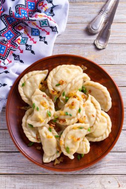 Lahanayla dolu börekler. Varenyky, vareniki, pierogi, pirohy - dolgulu börek. Yukarıdan bak, en iyi stüdyo çekimi.