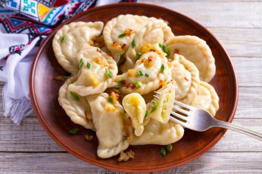 Lahanayla dolu börekler. Varenyky, vareniki, pierogi, pyrohy - dolgulu hamur tatlısı