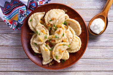 Lahanayla dolu börekler. Varenyky, vareniki, pierogi, pirohy - dolgulu börek. Yukarıdan bak, en iyi stüdyo çekimi.