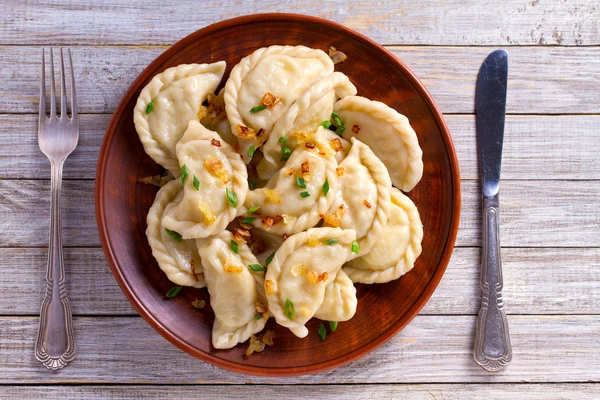 Lahanayla dolu börekler. Varenyky, vareniki, pierogi, pirohy - dolgulu börek. Yukarıdan bak, en iyi stüdyo çekimi.