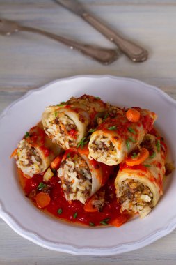 Et, pirinç ve sebzeli lahana dolması. Chou farci, dolma, sarma, sarmale, golubtsy veya golabki - birçok ülkede popüler yemek