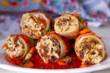 Et, pirinç ve sebzeli lahana dolması. Chou farci, dolma, sarma, sarmale, golubtsy veya golabki - birçok ülkede popüler yemek