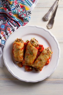 Et, pirinç ve sebzeli lahana dolması. Chou farci, dolma, sarma, sarmale, golubtsy veya golabki - birçok ülkede popüler yemek. Yukarıdan bak, en iyi stüdyo çekimi.