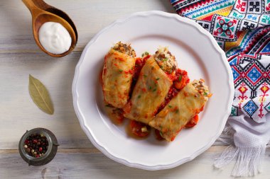 Et, pirinç ve sebzeli lahana dolması. Chou farci, dolma, sarma, sarmale, golubtsy veya golabki - birçok ülkede popüler yemek. Yukarıdan bak, en iyi stüdyo çekimi.