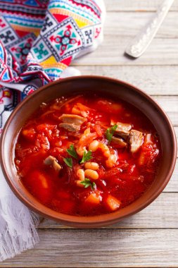 Sebze, et, fasulye ve pancar kökü ile yapılan çorba: borş, borş, borş, borş. Ukrayna, Rusya ve Polonya 'da geleneksel yemek