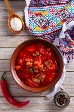 Sebze, et, fasulye ve pancar kök ile yapılan çorba: borsht, bortsch, borshch, Pancar çorbası. Geleneksel çanak Ukrayna, Rusya, Polonya. Yukarıdan görüntülemek, en iyi stüdyo çekim, yatay 