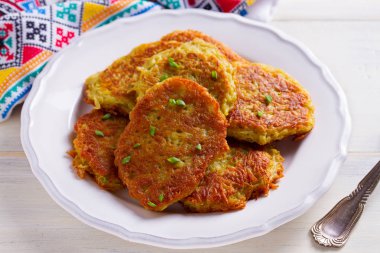 Patatesli krep. Sebze börek, latkeler, draniki - birçok ülkede popüler çanak