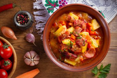 Delisious ev yapımı güveç. Ahşap masa üzerinde bir kasede gulaş çorbası. Yatay, ek yükü