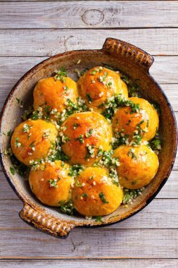 Çörekler Pampushky - Ukrayna sarımsaklı ekmek. Ekmek sarımsak ve maydanoz ile yemek pişirme rulo. Yukarıdan görüntülemek, en iyi stüdyo çekim, yatay