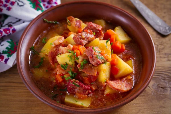 Delikater Hausgemachter Eintopf Gulaschsuppe Einer Schüssel Auf Einem Holztisch Horizonte — Stockfoto