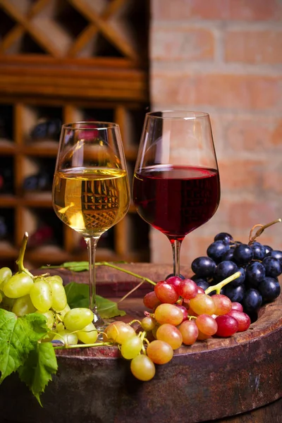 Rot Und Weißwein Mit Trauben Auf Alten Fässern Weinkeller Vertikal — Stockfoto
