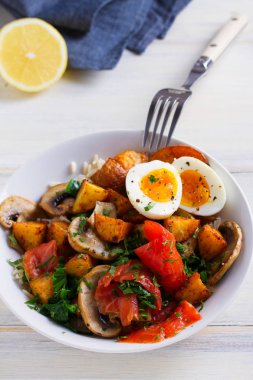 Füme somon kahvaltı kase yumurta, patates, mantar ve pirinç
