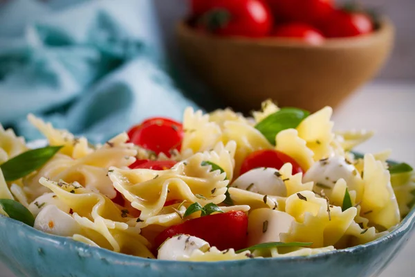 Ensalada Pasta Caprese Pasta Con Queso Mozzarella Tomates Albahaca Tazón — Foto de Stock