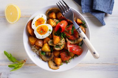 Füme somon kahvaltı kase yumurta, patates, mantar ve pirinç. Yukarıda görmek, en iyi stüdyo vurdu