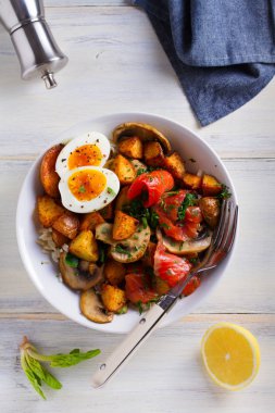 Füme somon kahvaltı kase yumurta, patates, mantar ve pirinç. Yukarıda görmek, en iyi stüdyo vurdu