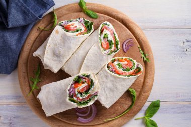 Somon ve krem peynir sarar. Somon ile tamamladı. Ev yapımı lezzetli börek. Yukarıda görmek, en iyi stüdyo vurdu