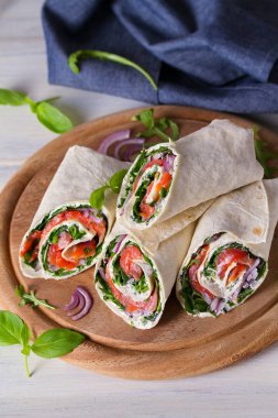 Somon ve krem peynir sarar. Somon ile tamamladı. Ev yapımı lezzetli börek