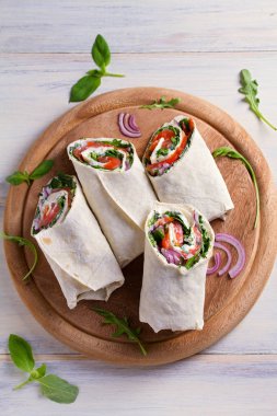 Somon ve krem peynir sarar. Somon ile tamamladı. Ev yapımı lezzetli börek. Yukarıda görmek, en iyi stüdyo vurdu