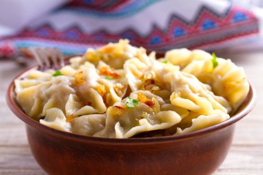 İçi patates dolu börekler. Varenyky, vareniki, pierogi, pyrohy - dolgulu hamur tatlısı