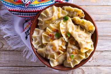 İçi patates dolu börekler. Varenyky, vareniki, pierogi, pirohy - dolgulu börek. Yukarıdan bak, en iyi stüdyo çekimi.