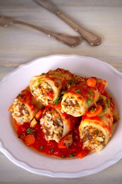 Lahana et, pilav ve sebze ile alır. Chou farci, dolma, sarma, sarmale, golubtsy veya golabki - birçok ülkede popüler çanak. dikey