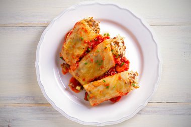 Lahana et, pilav ve sebze ile alır. Chou farci, dolma, sarma, sarmale, golubtsy veya golabki - birçok ülkede popüler çanak. Tepegöz, yatay