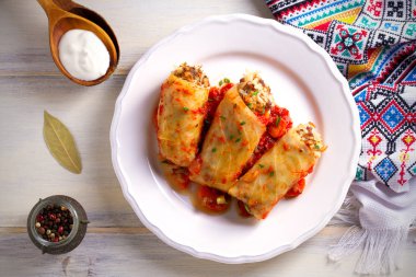 Lahana et, pilav ve sebze ile alır. Chou farci, dolma, sarma, sarmale, golubtsy veya golabki - birçok ülkede popüler çanak. Tepegöz, yatay