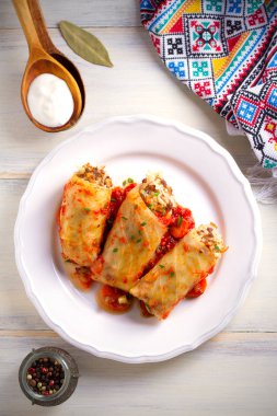 Lahana et, pilav ve sebze ile alır. Chou farci, dolma, sarma, sarmale, golubtsy veya golabki - birçok ülkede popüler çanak. dikey