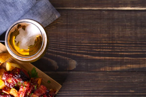 Vaso Cerveza Costillas Cerdo Parrilla Repuesto Con Freír Sabroso Bocadillo — Foto de Stock