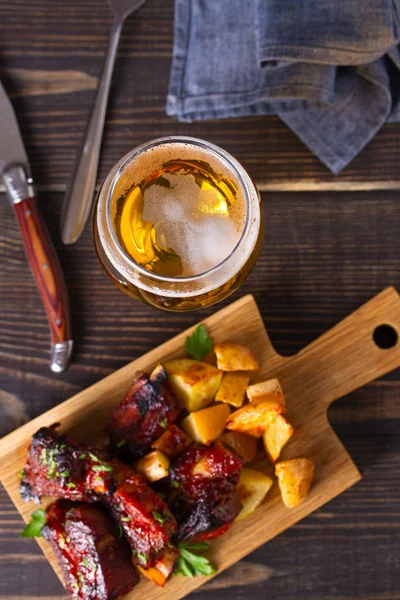 Glas Bier Gegrild Varkensvlees Spareribs Met Fry Lekkere Snack Tot — Stockfoto