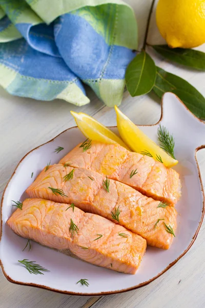 ポーチド サーモン フィレ 白い皿に茹でたサーモン 健康の食事療法の魚の良い — ストック写真
