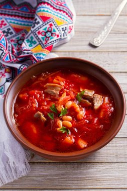 Sebze, et, fasulye ve pancar kök ahşap masa üzerinde kase ile yapılan çorba Pancar çorbası
