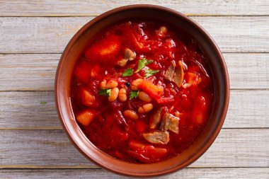 Sebze, et, fasulye ve pancar kök ahşap masa üzerinde kase ile yapılan çorba Pancar çorbası