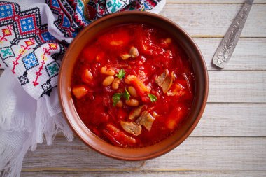 Sebze, et, fasulye ve pancar kök ahşap masa üzerinde kase ile yapılan çorba Pancar çorbası