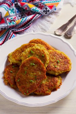 Patatesli Çörek. Sebze börek, latkeler, draniki. Sebze krep. dikey