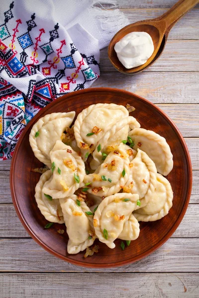 Dumplings Gevuld Met Aardappel Dumplings Met Vulling Zure Room Houten — Stockfoto