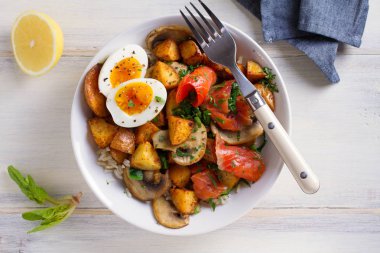 Sağlıklı gıda kase: somon balığı, yumurta, patates, mantar, pirinç ve ıspanak üzerinde beyaz ahşap masa. Tepegöz, yatay