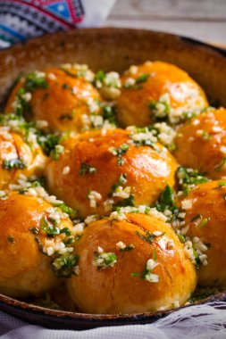 Sarımsaklı ekmek, çörek. Ekmek, sarımsak ve maydanoz ile alır. dikey