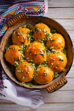 Sarımsaklı ekmek, çörek. Sarımsaklı ekmek ruloları ve maydanoz. Genel giderler, dikey