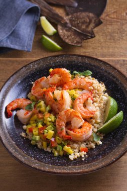 Mango avokado ile karides ve kırmızı biber salsa karnabahar pirinç kase ahşap tablo