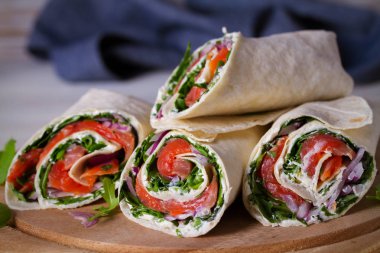 Somon füme, krem peynir, ıspanak ve roka tamamladı. Balık burrito. Yatay